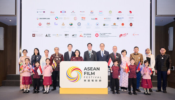 东盟电影节2024得到来自东盟十国的总领事或代表的鼎力支持，增加电影节的节目内容及参与度。香港特别行政区政府署理财政司司长黄伟纶先生，gbs，jp (图中)、东盟国家代表暨汶莱驻香港总领事ainatol zahayu mohammad女士(左六)、香港-东盟协会顾问委员会成员陈智思先生，gbm， gbs，jp (左五)、香港-东盟协会主席黄永光先生，sbs，jp(右六) 主持庆祝酒会，东盟各国包括柬埔寨、印尼、老挝、马来西亚、缅甸、菲律宾、新加坡、泰国及越南的总领事或领事馆代表亦亲临支持。