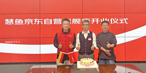 慧鱼中国区商务总经理（中）、京东工业smb业务部 bom业务部总经理（左）、慧鱼京东自营旗舰店负责人合影（右）