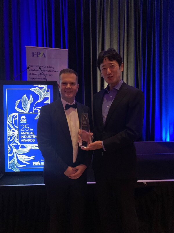 澳大利亚保健品协会ceo john o'doherty（左）以及kaneka corporation日本东京亚太区营养补充品市场销售负责人tsuyoshi takakuwa（右） (prnewsfoto/kaneka corporation)