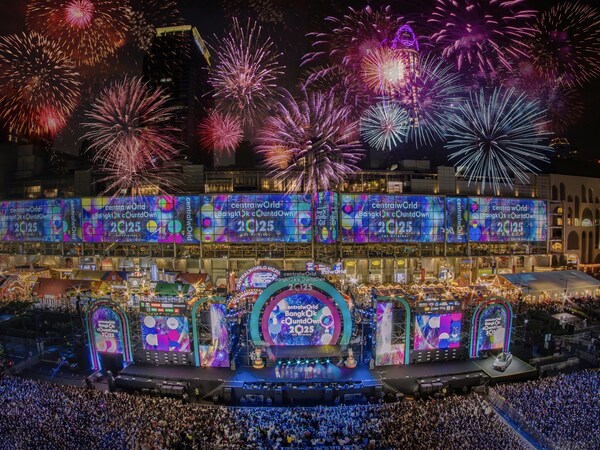 泰国在亚洲时代广场centralworld的绚丽烟花中迎接2025