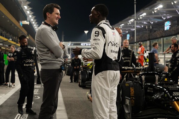 导演joe kosinski和主演damson idris在阿布扎比大奖赛主场亚斯码头赛道拍摄apple original films《f1》（照片由apple提供）