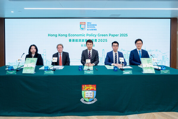 港大经管学院昨日发表《香港经济政策绿皮书2025》。左起：港大经管学院金融学副教授太明珠教授、港大经管学院金融系实务教授alberto moel 教授、港大经管学院院长兼经济学讲座教授蔡洪滨教授、港大经管学院副院长(对外事务)、冯国经冯国纶基金经济学教授兼香港经济及商业策略研究所副总监邓希炜教授及港大经管学院金融学副教授刘洋教授。