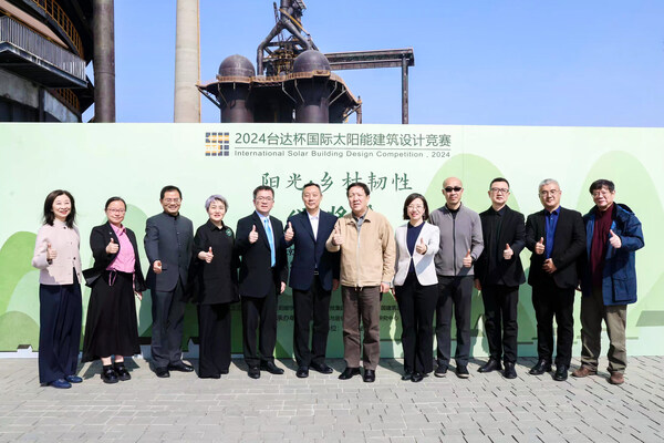 嘉宾于2025台达杯国际太阳能建筑设计竞赛启动会现场合影。（左至右）台达中国公共事务部高级总监吴美慧、北京首钢建设投资有限公司城市更新推广总监袁芳、中国建筑设计研究院总工程师仲继寿、国家住宅工程中心主任张磊、台达中国公益事业部总监陈奕祥、北京首钢建设投资有限公司总经理助理白宁、中国工程院院士崔愷、中国建设科技集团中央研究院院委会办公室主任孙金颖、中国建筑设计研究院总建筑师柴培根、中国建筑设计研究院副总经理景泉、国家住宅工程中心低碳建筑技术研究所所长鞠晓磊、国家住宅工程中心副总建筑师曾雁。