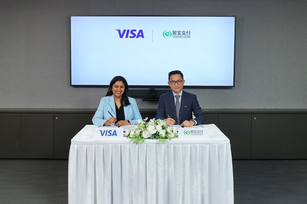 visa亚太区商务及资金流业务总经理贾雅菲 (chavi jafa)与易宝支付联合创始人余晨于签约现场合影