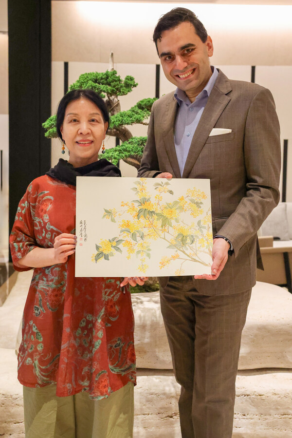 艺术家宋秦晋女士和苏州丽思卡尔顿酒店总经理卡尼阁先生合影