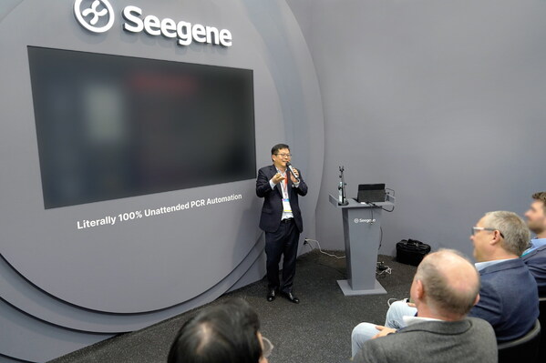 youngseag baeg, head of strategy and planning at seegene, briefs customers on cureca™ on april 14 during escmid 2025, held in vienna, austria.