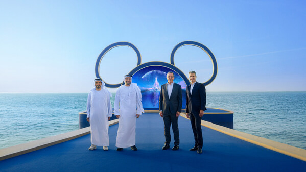 (l-r) mohamed al zaabi、mohamed al mubarak阁下、bob iger、josh d’amaro
