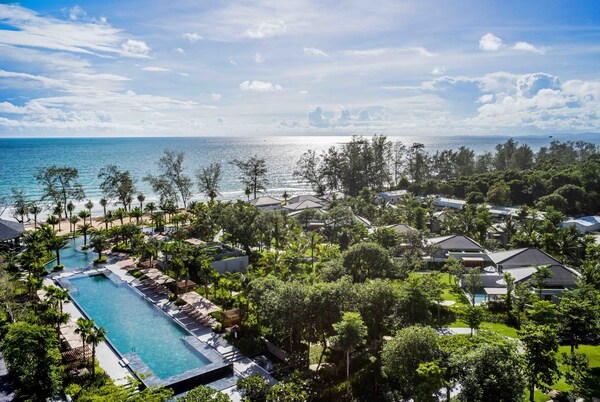 experience adventure and relaxation at crowne plaza phu quoc starbay with a private beach, restaurants, and spa, ideal for families, couples, weddings, & corporate events. (prnewsfoto/crowne plaza phu quoc starbay)