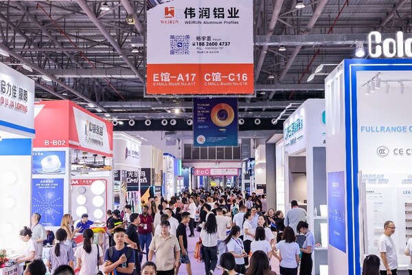 展会现场人流如织