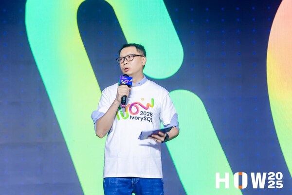 图：萧少聪主持主论坛会议
