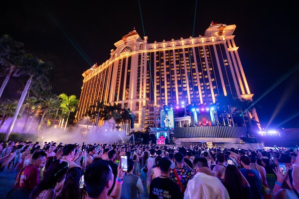 天浪淘园今年再次举办大型户外激浪派对「幻影狂野派对 splashing neon night」，吸引超过2,000名宾客参加。