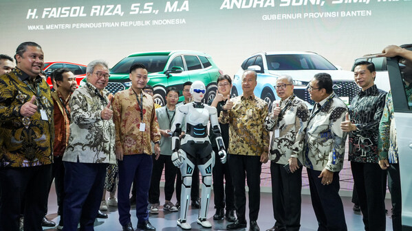 墨甲机器人与印尼工业部长dr. agus gumiwang kartasasmita（右四）等嘉宾合影留念