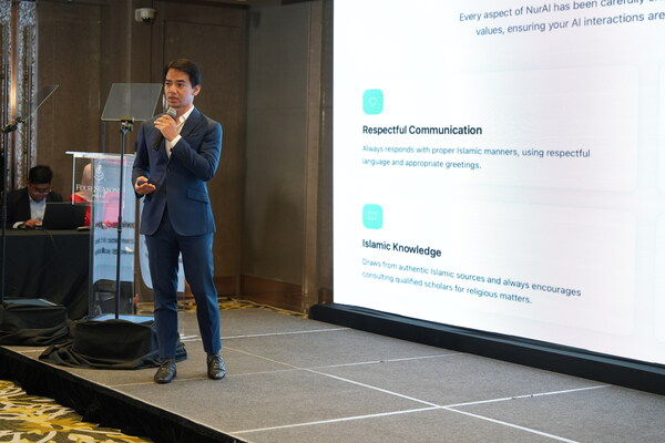 zetrix联合创办人拿督法兹里在推介礼上展示nurai的功能。